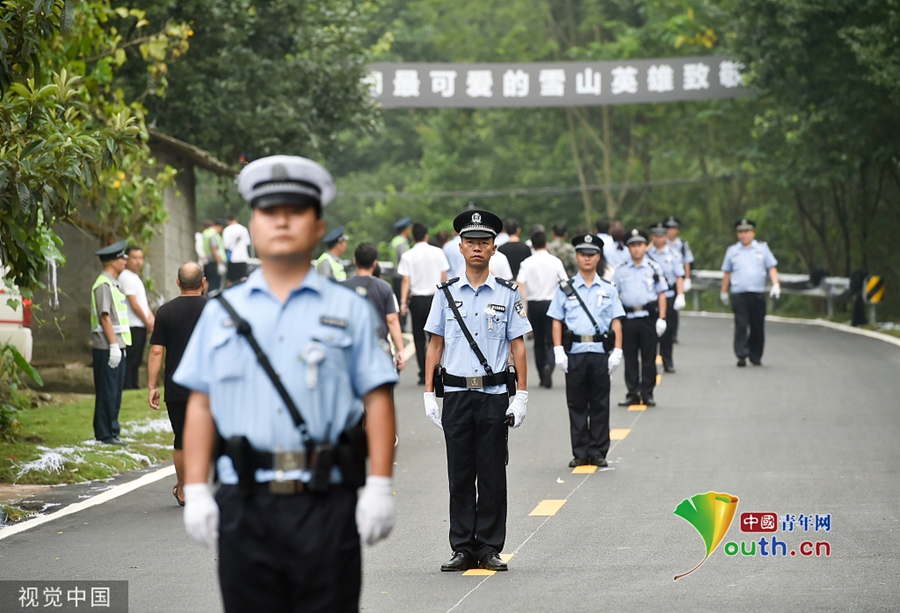 四川大邑洪灾民警辅警救援途中牺牲数千人前往送别