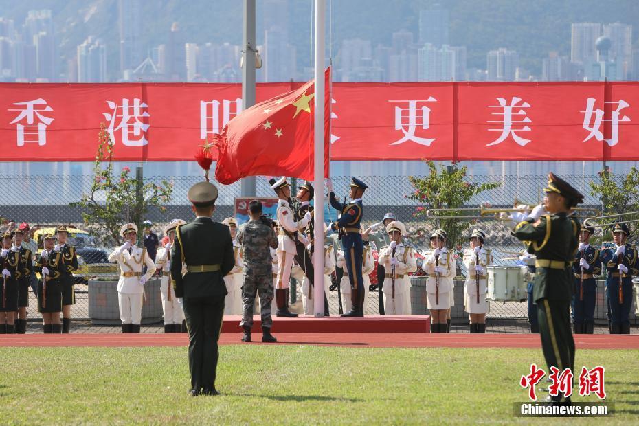 中国人民解放军驻香港部队举行升国旗仪式.中新社记者 谢光磊 摄