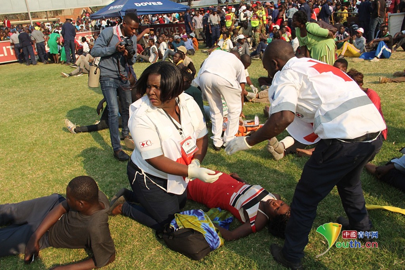 津巴布韦大批民众瞻仰穆加贝遗体发生踩踏事件 多人受伤