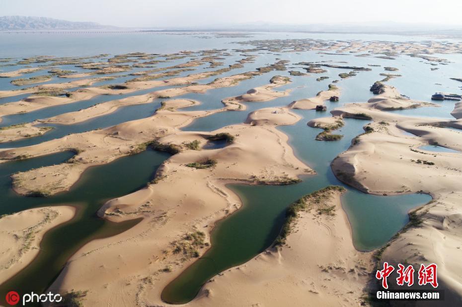 内蒙古乌海半湖碧水半湖沙总面积118平方公里