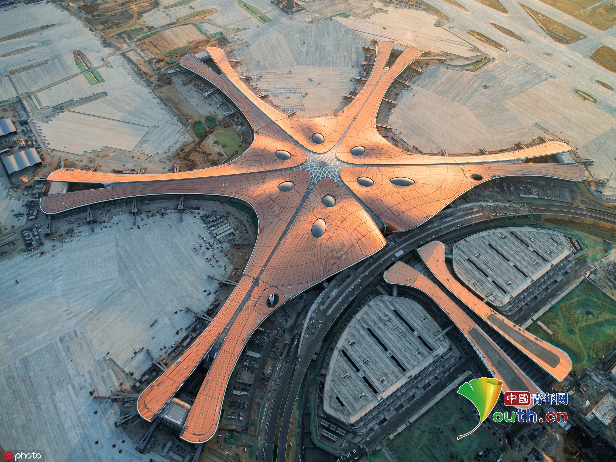 图话70年中国奇迹北京大兴国际机场建好了最美金凤凰傲立天地36