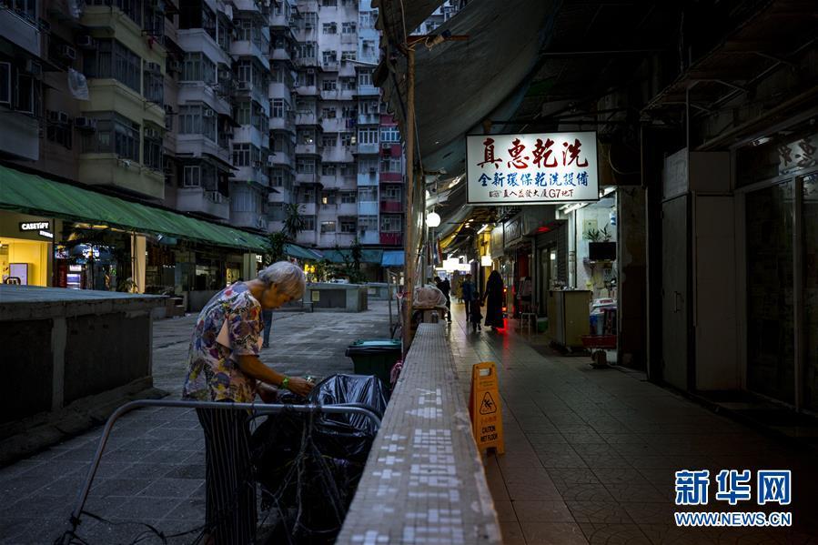 一名老人在香港鲗鱼涌收集废品(9月18日摄 新华社记者 卢烨 摄