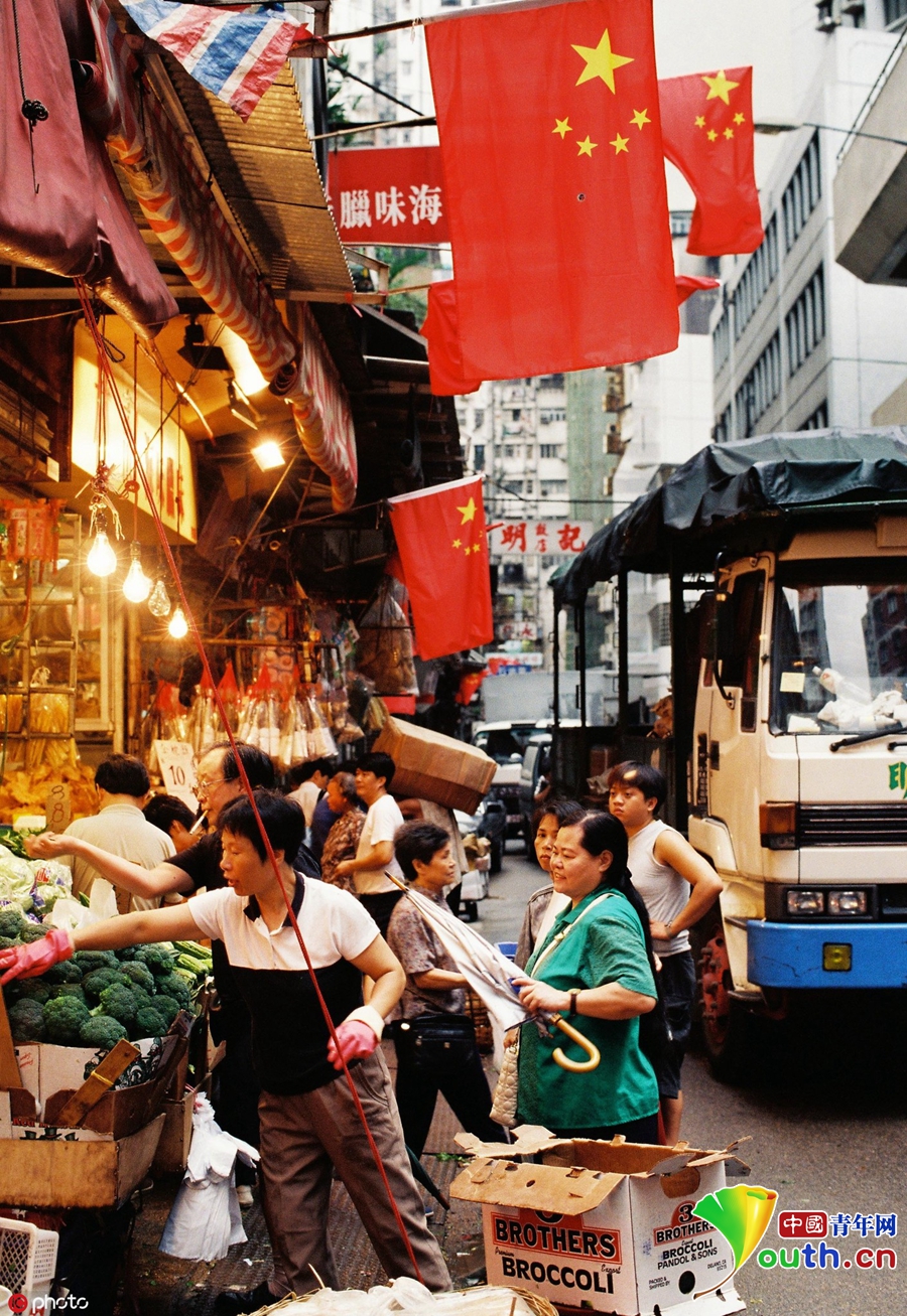 1997 年   月   日,中国恢复对香港行使主权,鲜艳的五星红旗飘扬在