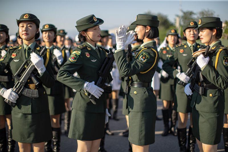 9月25日,阅兵集训点,女兵方队两名战士在合练开始前整理军容.