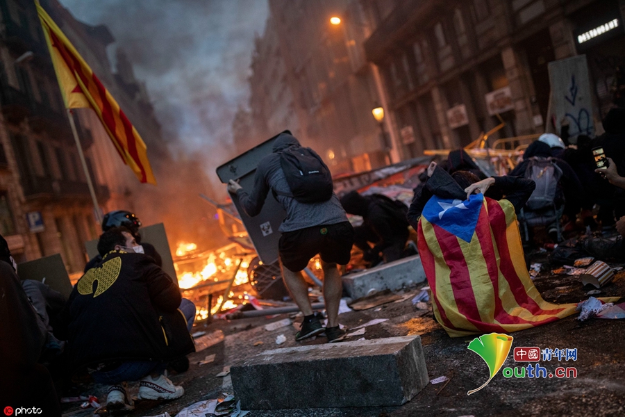 西班牙加泰罗尼亚骚乱加剧 逾50万人上街示威