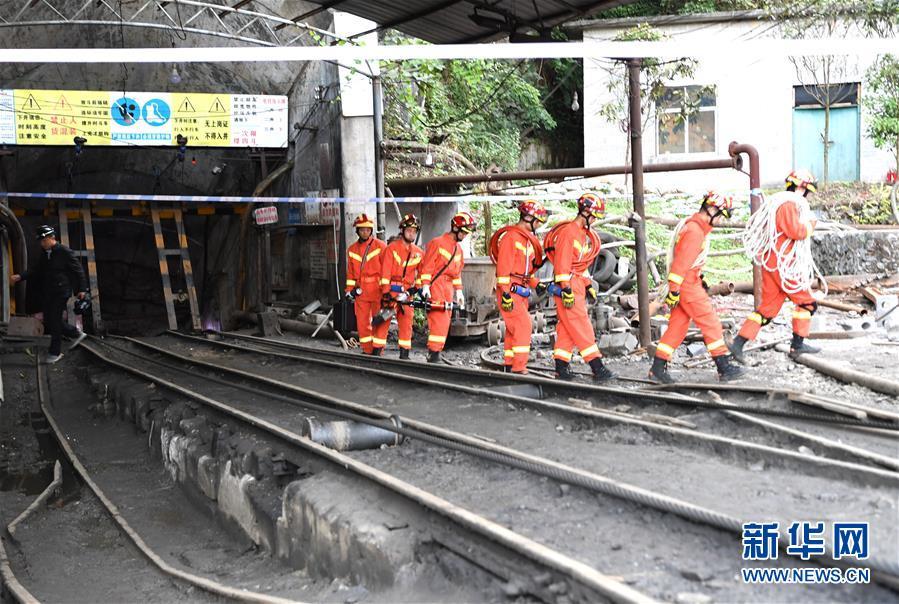 救援人员从发生冒顶事故的广西南丹县庆达惜缘矿业投资有限公司矿洞口图片