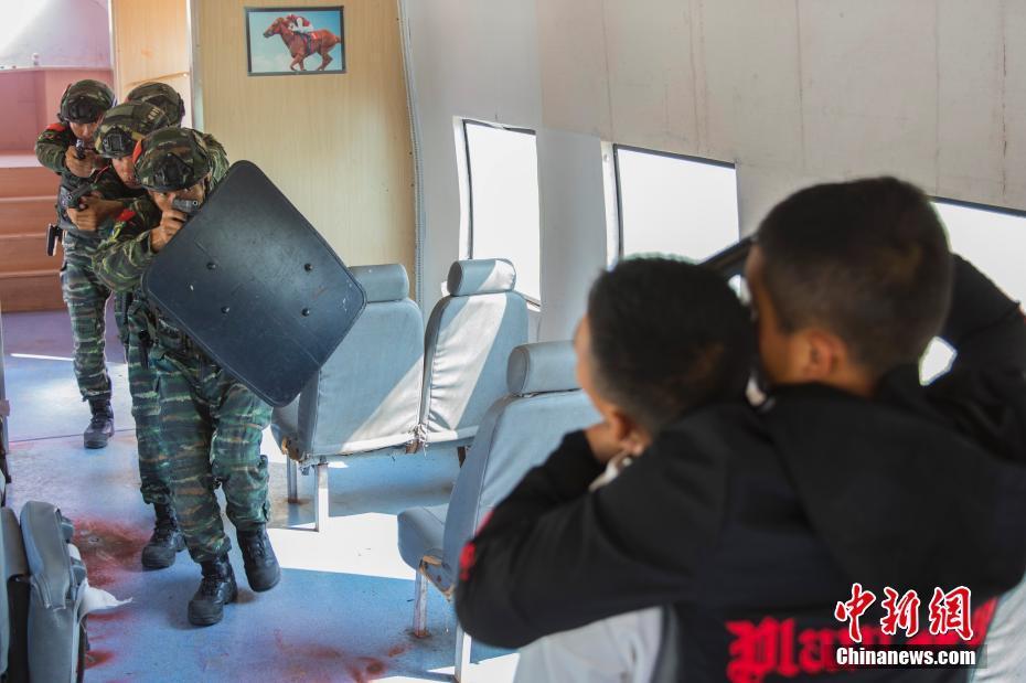 广西武警特战队员开展交通工具反劫持演练35