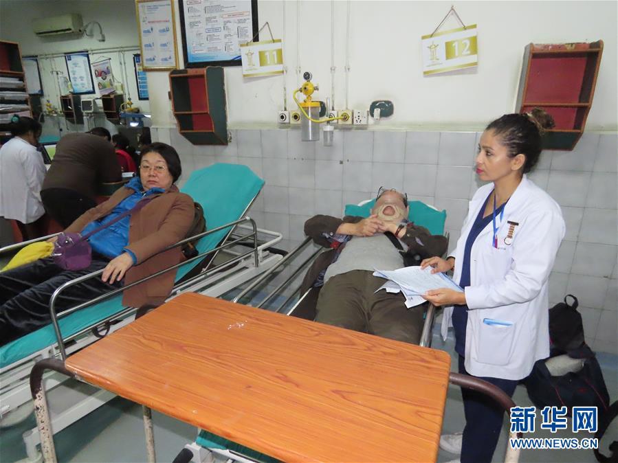 （国际）（2）25名中国游客在尼泊尔遭遇车祸受轻伤