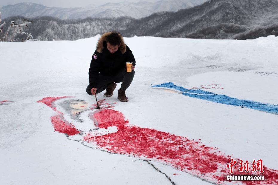 河南洛阳绘画爱好者雪地绘出《踏雪寻梅》