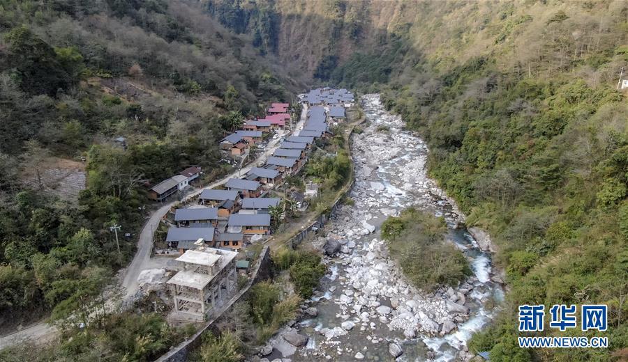 俯瞰云南省贡山县独龙江乡巴坡村拉王夺村民小组(1月18日摄,无人机