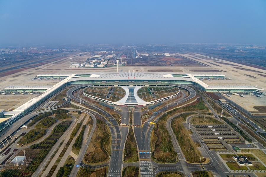 探访武汉天河国际机场:客机停满廊桥 全面保障防疫人员物资运送空中