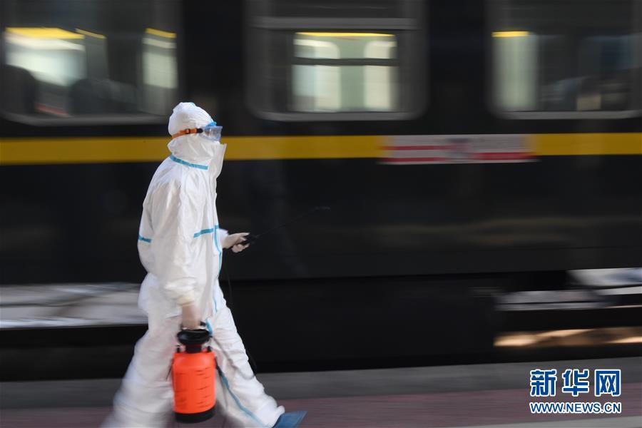 严格消毒助旅客安全出行