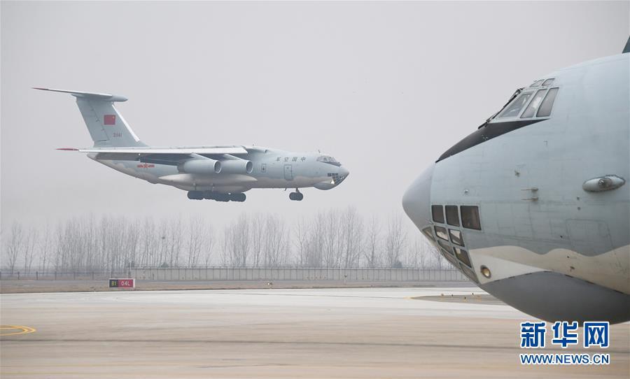 2月2日,空军出动大型运输机空运军队支援湖北医疗队抵达武汉天河机场.