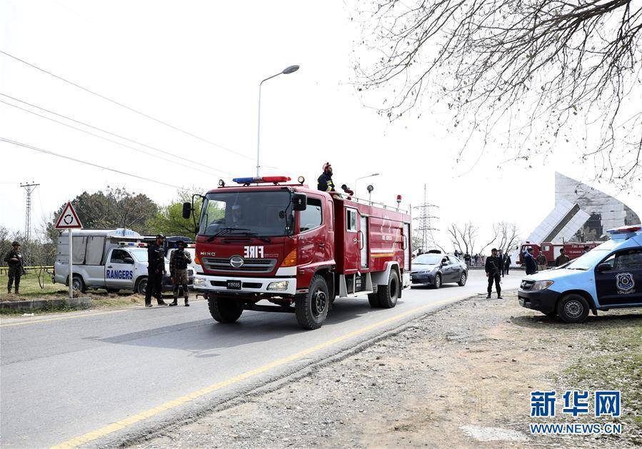 3月11日,在巴基斯坦伊斯兰堡,消防车和警车聚集在坠机事故现场.