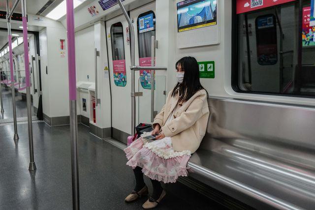 3月28日早上,武汉地铁2号线,一名在武汉上学的学生乘坐地铁出行.