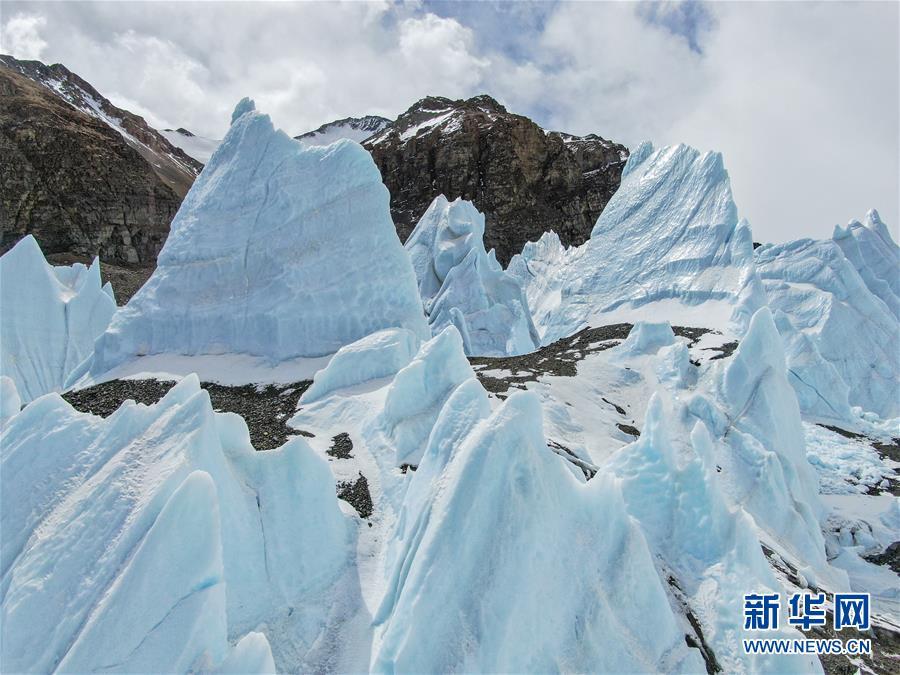 5月20日在前往海拔6500米珠峰前进营地途中拍摄的冰塔林(无人机照片).