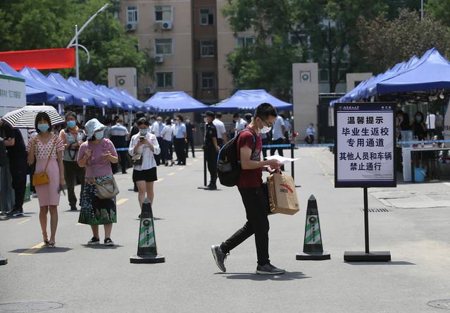 北京高校迎来首批毕业年级学生返校