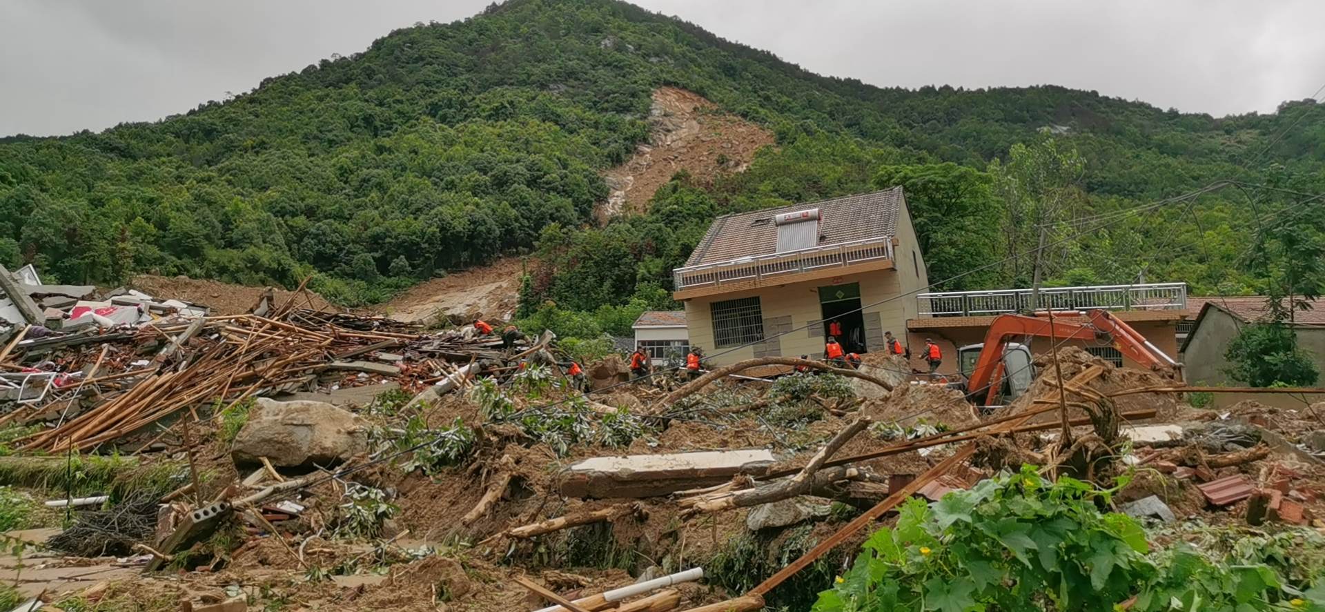 黄冈暴雨引发山体滑坡9人被埋,武警现场紧急救援