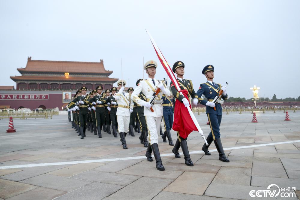 央视网消息:2020年8月1日,北京天安门广场举行隆重的升旗仪式,庆祝"