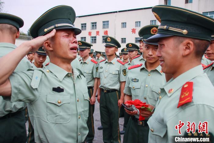 图为退伍老兵向一名战友敬礼. 武警贵州总队机动支队供图