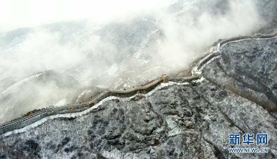 11月21日拍摄的北京怀柔慕田峪长城雪景(无人机照片).