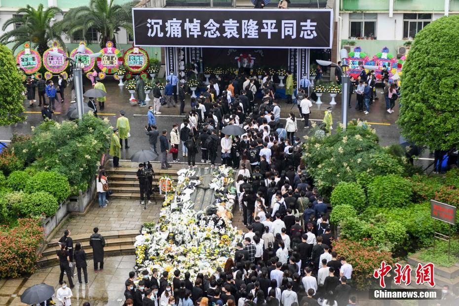 民众排长龙雨中悼念袁隆平