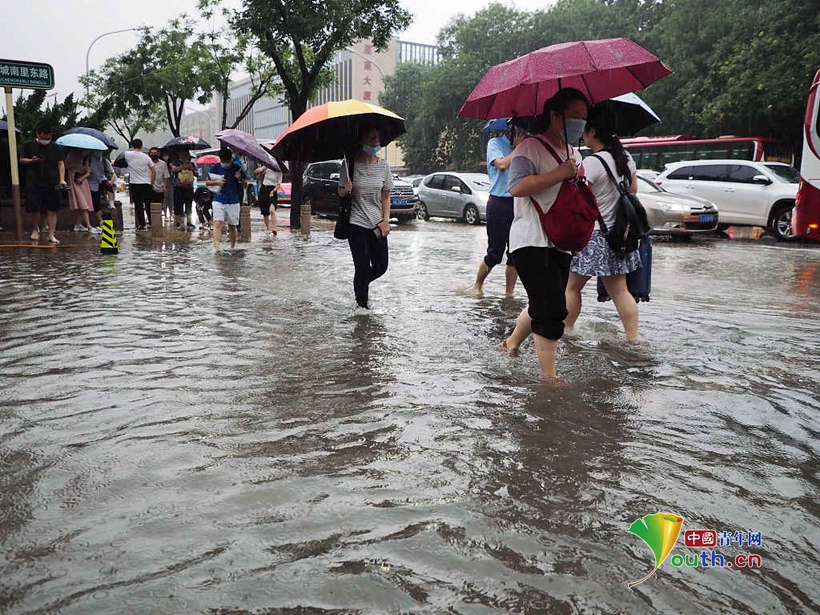 北京迎来强降雨 石景山路古城段积水严重