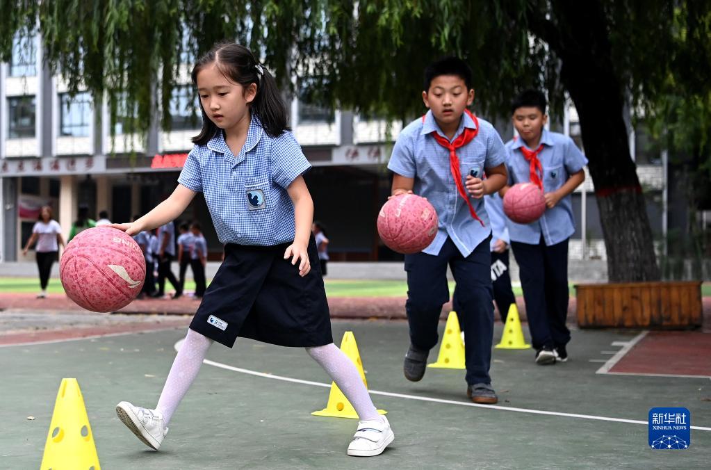 9月1日,西安市新城区后宰门小学参与课后服务的学生在进行体育活动.