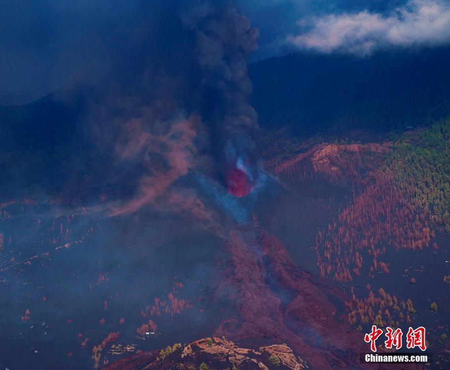 西班牙拉帕尔马岛火山持续喷发 熔岩吞没房屋画面震撼