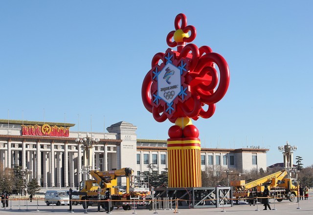 喜迎春节和冬奥 巨型中国结亮相北京天安门广场