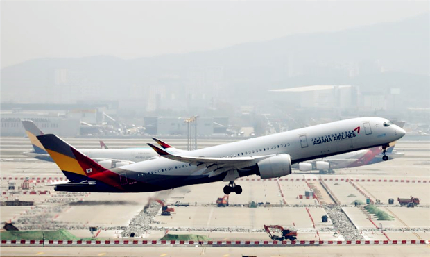 韩国一客机降落前舱门被打开 9名乘客被送医.jpg