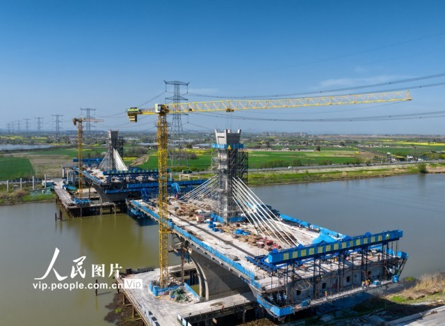 安徽庐江：徽州大道杭埠河特大桥建设有序推进