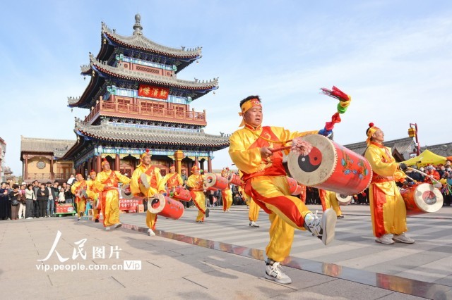 甘肃省兰州新区太平鼓表演队在甘肃省天水市秦州区西关古城演出。