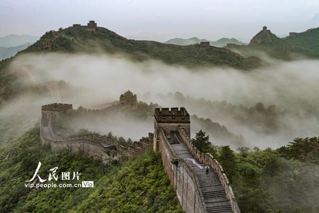 河北承德：金山岭长城雨后现云海景象