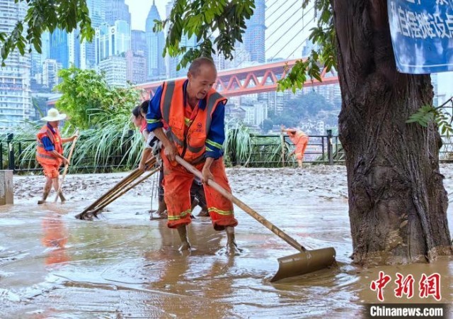 暴雨过后重庆江边清淤忙