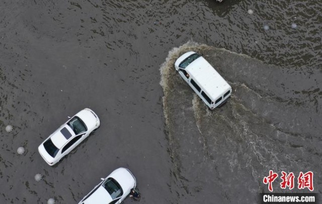 沈阳发布暴雨橙色预警民众出行受阻