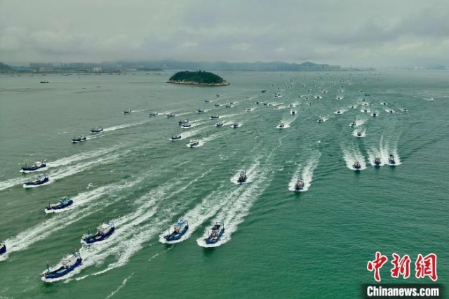 福建开渔近万艘渔船竞相出海