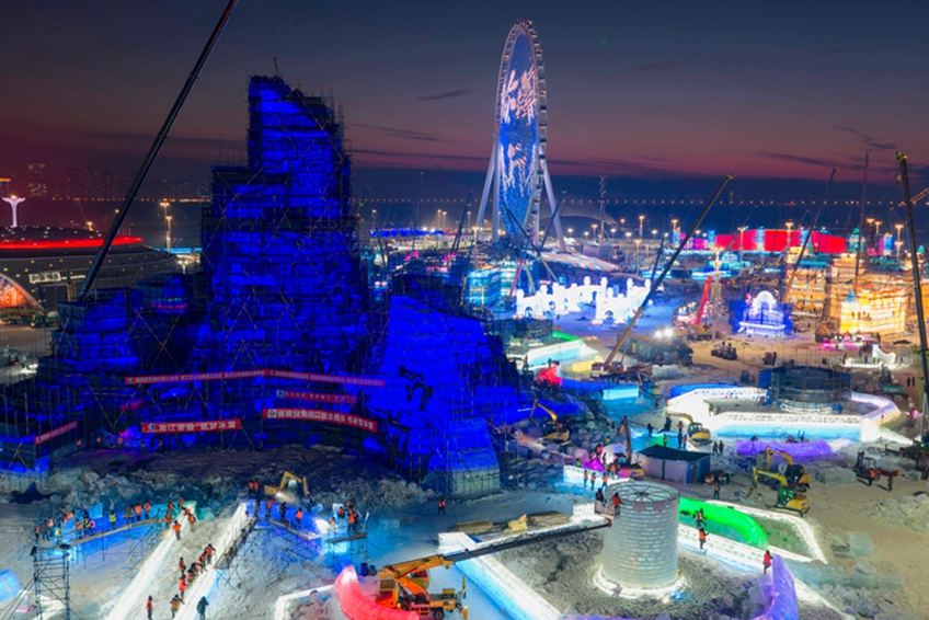 第二十七届哈尔滨冰雪大世界主塔“冰灯启梦”封顶.jpg
