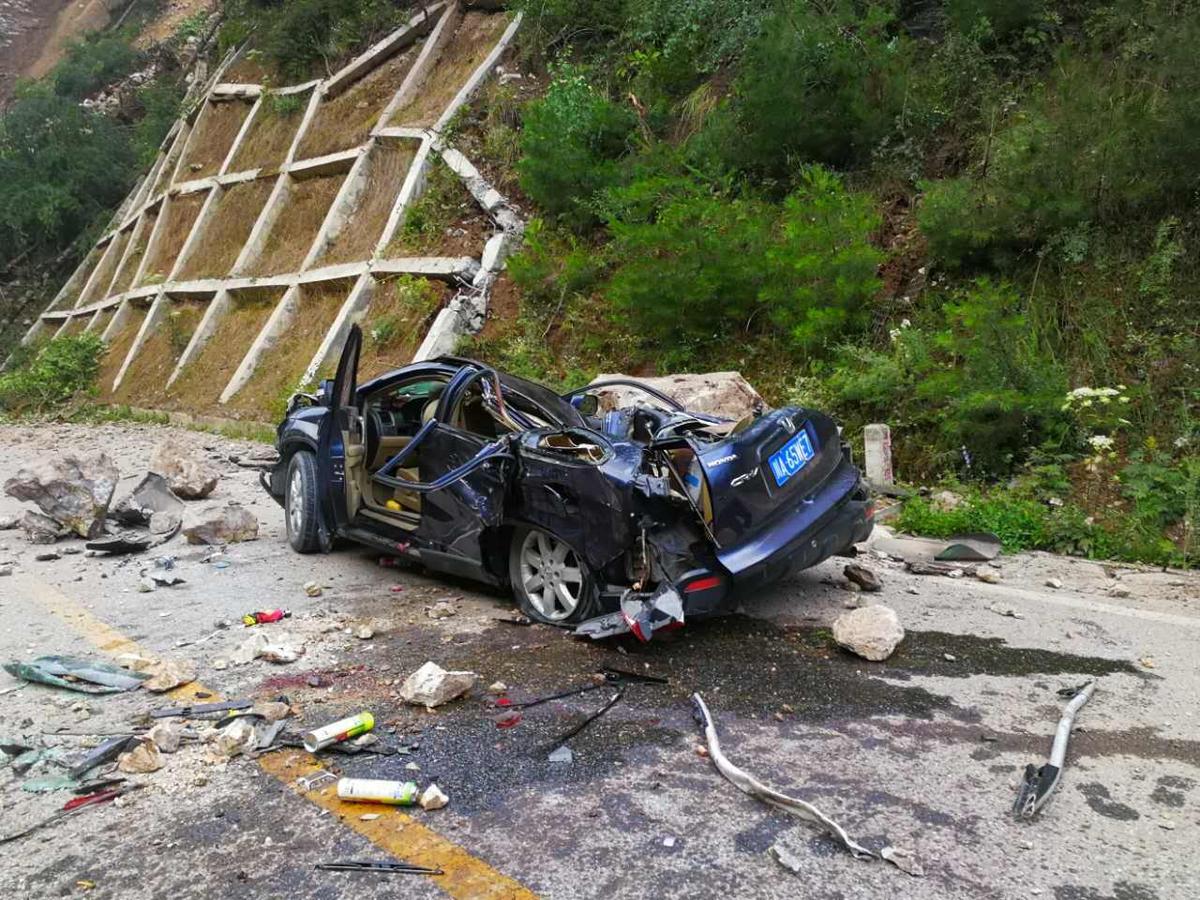 九寨沟地震现场:车辆被滚落石块砸变形