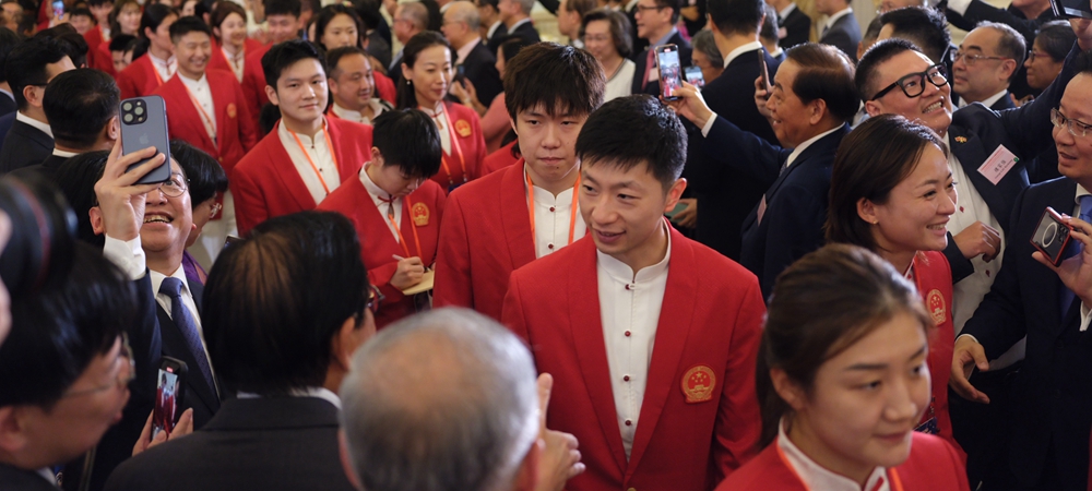 内地奥运健儿代表团抵港开始访问.jpg