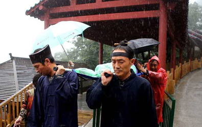 士深山冒雨抬担架救人.jpg