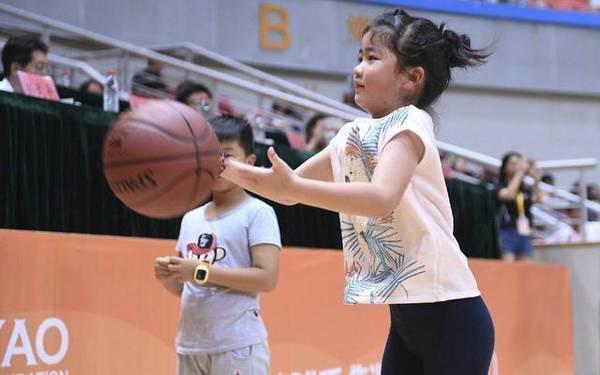 姚沁蕾在现场玩起了篮球,投球控球有模有样,看得出来小姑娘天生球感