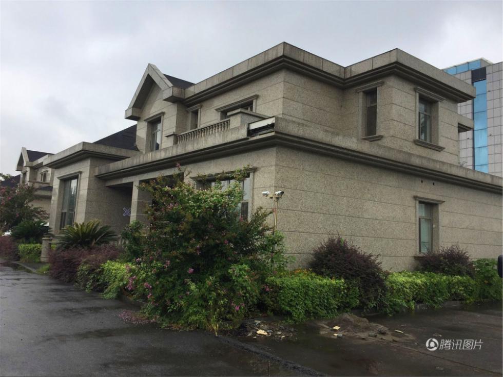 江苏老赖欠款五亿元却住千万豪宅 家里茅台一