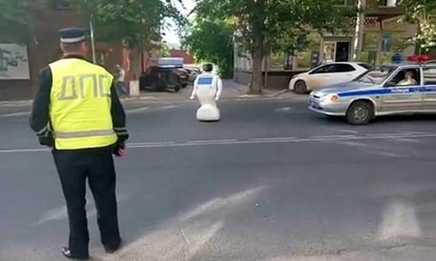 俄机器人逃跑 在街上行驶50米耗尽电力【图】