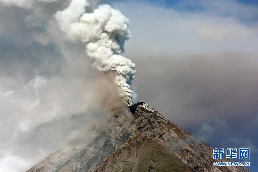 菲律宾马荣火山持续喷发