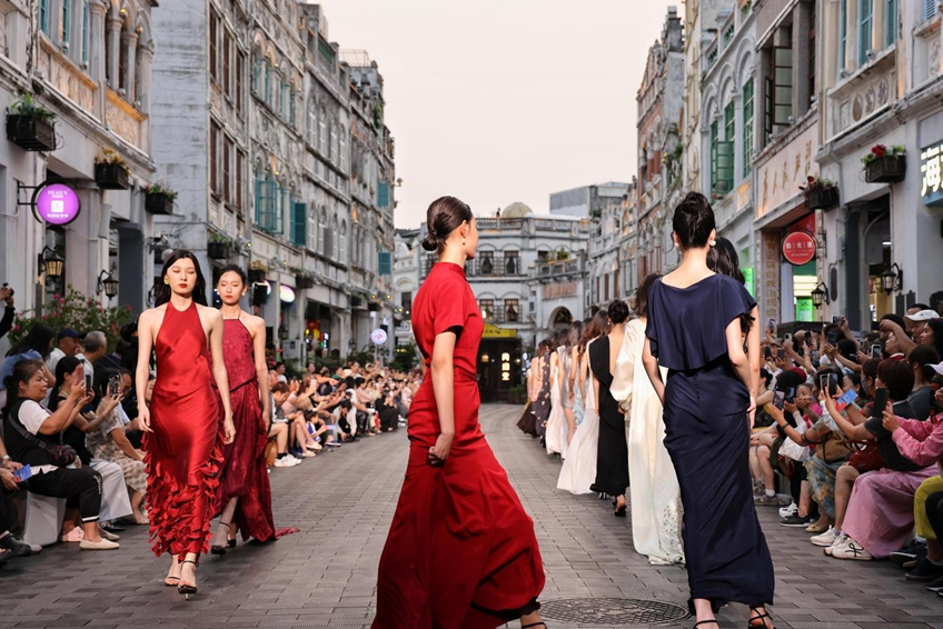 在海口骑楼老街看一场青年时装秀.png