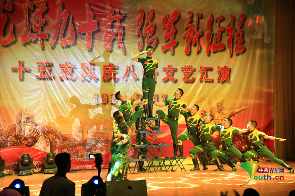 官兵们用部队常见的"马扎"进行技巧舞蹈表演.中国青年网记者 孙钊 摄
