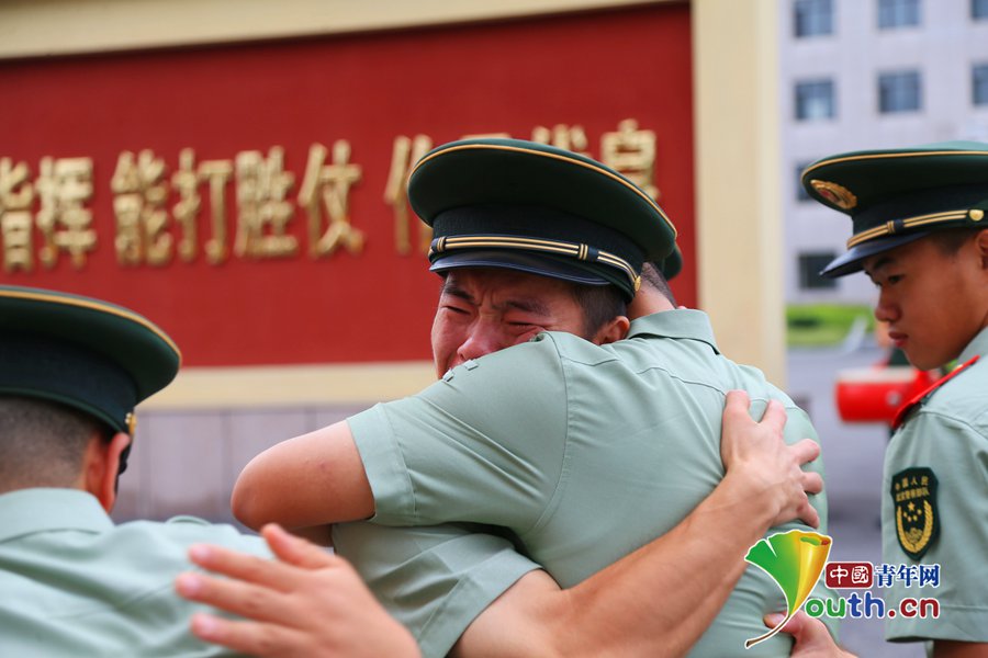 情难自禁,逆行勇士今天竟泣不成声…