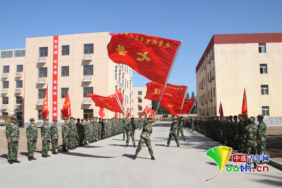 新兵营中,班长骨干挥舞着红旗欢迎"新鲜血液"的到来.姜润邈 摄