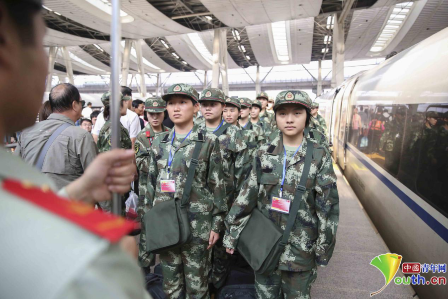 揭秘女兵入伍第一天:邻家女孩这样变成了军人